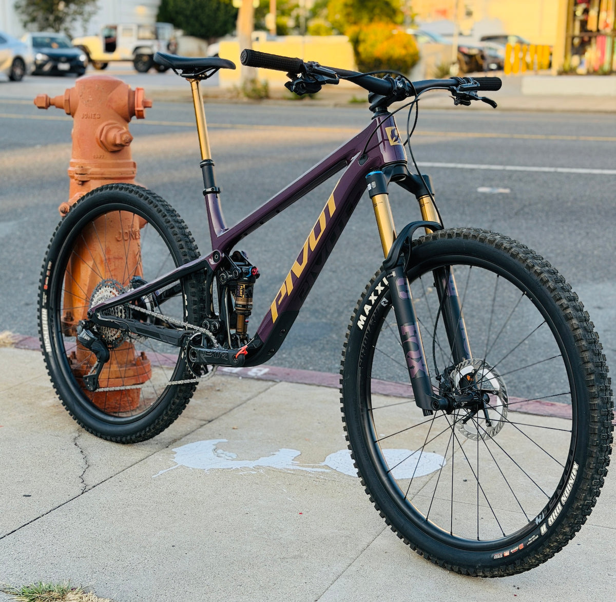 USED 2026 Pivot Trail Cat SL Pro XT DI2 W/Carbon wheel upgrade